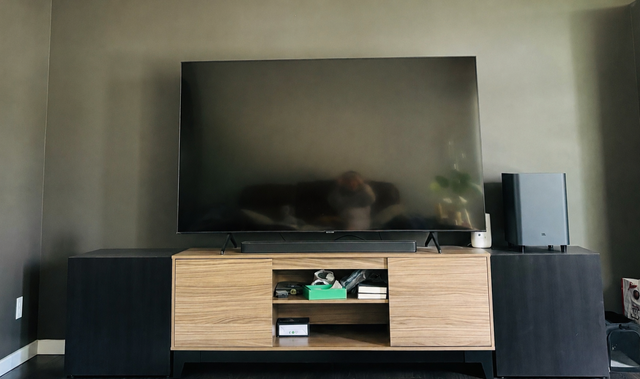 Samsung TV 82" with a TV stand