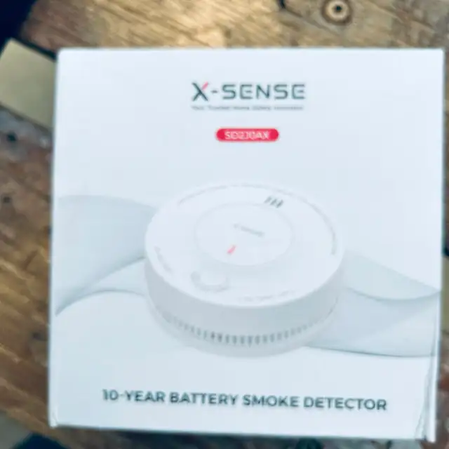 NEW X-SENSE BATTERY OPERATED SMOKE DETECTOR  10 YR.