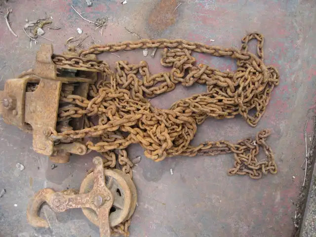 1,000 Pound Chain Block Assembly