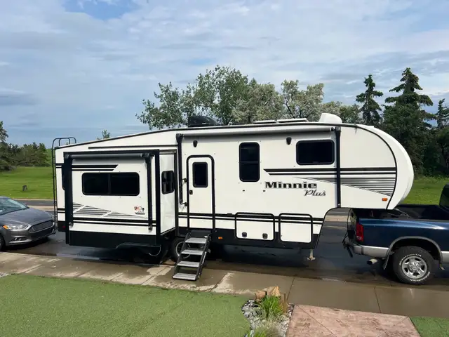 Winnebago Triple Slide Fifth Wheel 27 RLTS