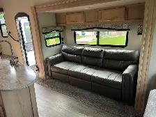 Winnebago Triple Slide Fifth Wheel 27 RLTS - Photo 6