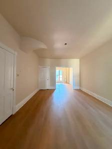 SPACIOUS 3 BDRM TOWNHOUSE – EDGE OF DOWNTOWN! - Photo 2