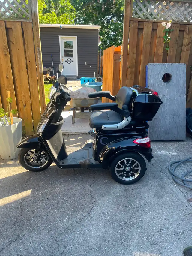 3 wheel etrike- like new