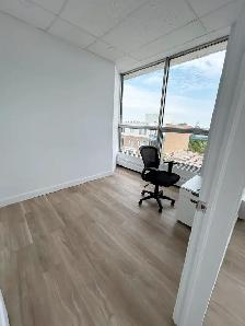 2 MOIS GRATUITS / 2 MONTHS FREE – Bureau Rénové – 1581 pi² Métro - Photo 2