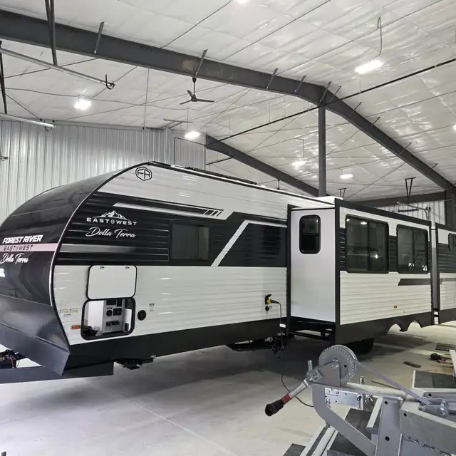 2027 Della Terra 312BH-QUALITY 2 SLIDE BUNKHOUSE $49,999 TRADES