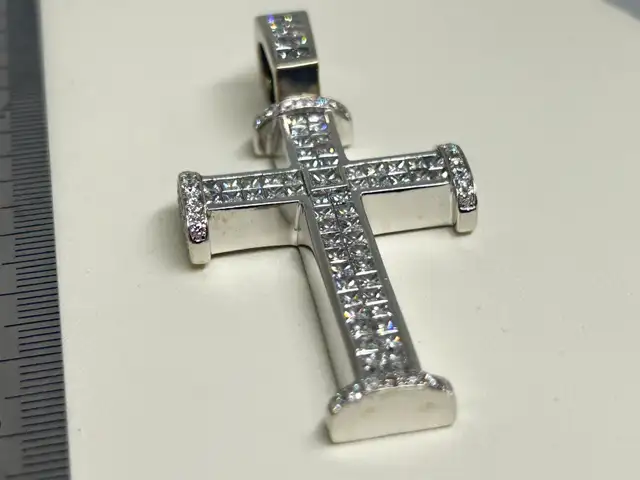 Stunning 18K White gold Diamond Cross Pendant