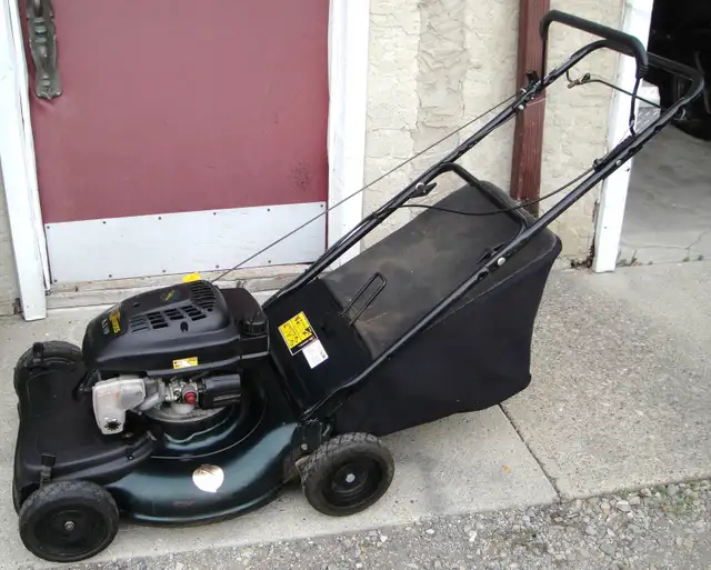 YARDWORKS REAR BAG SELF PROPELLED GAS LAWNMOWER