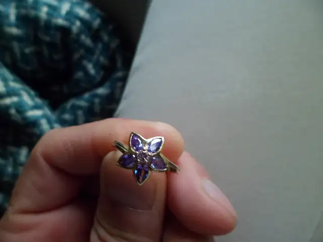 10 kt yellow gold purple sapphire and diamond ring