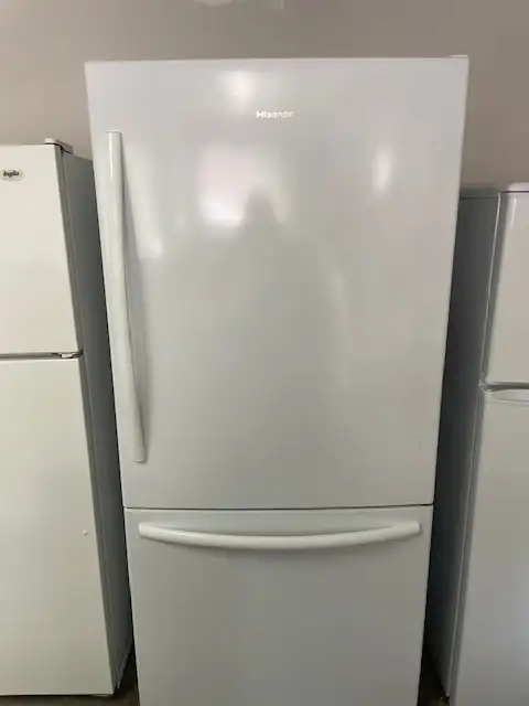 Réfrigérateur blanc 31'' congélateur en bas Hisense