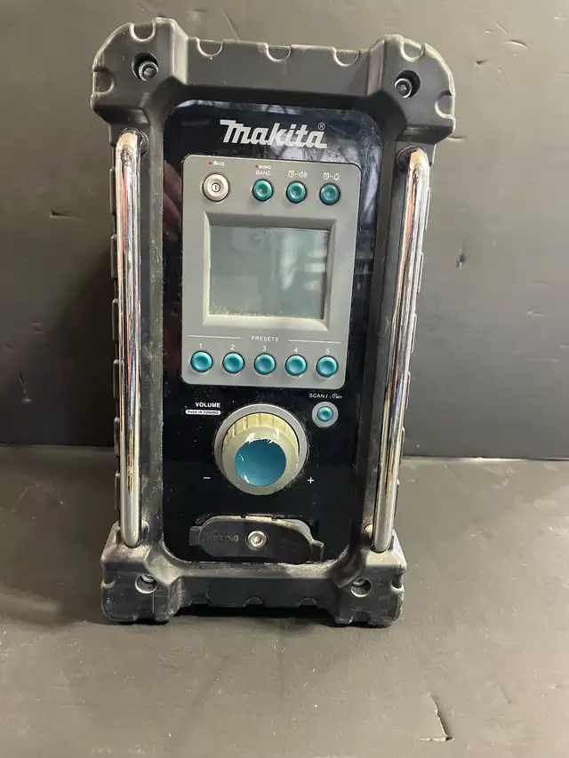 MAKITA BMR100 Radio With Battery