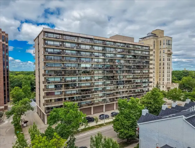 Gorgeous Wellington Crescent 2-Bed Condo - $289,900