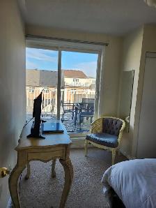 Beautiful Room for rent on 3rd floor - York U - Subway Line
