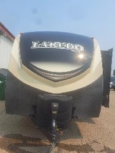2019 LAREDO 335 MK