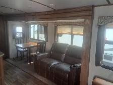 2019 LAREDO 335 MK - Photo 4
