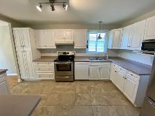 Beautiful 3 Bedroom Main Floor Apartment Welland - Photo 9