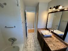 Beautiful 3 Bedroom Main Floor Apartment Welland - Photo 11