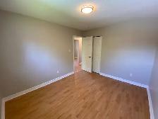 Beautiful 3 Bedroom Main Floor Apartment Welland - Photo 13