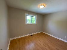 Beautiful 3 Bedroom Main Floor Apartment Welland - Photo 15