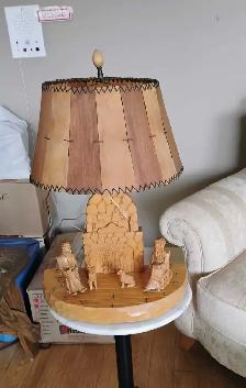 Lampe sculptée en bois - Photo 2