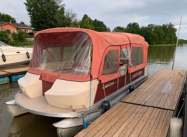 PONTON CRESTLINER 23 pi