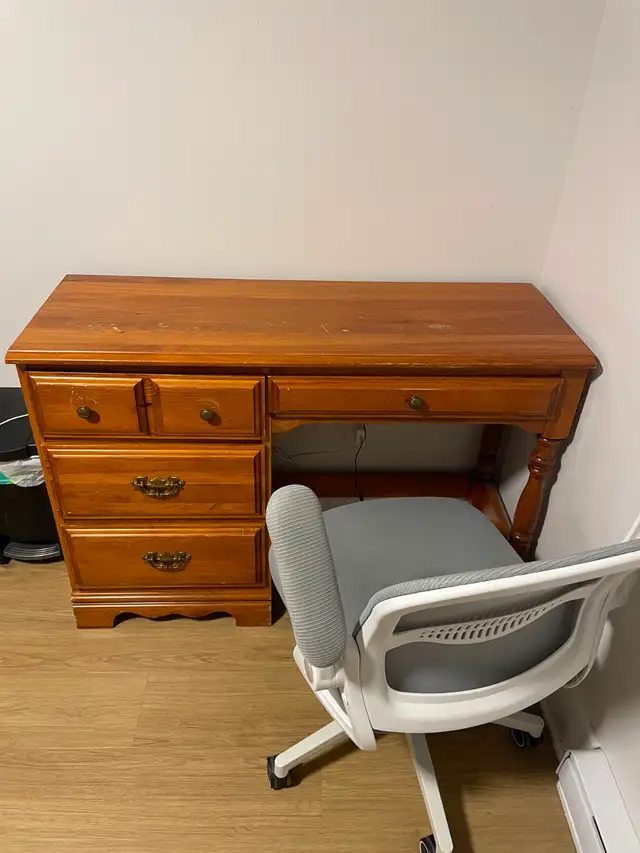 Desk and chair for sale (pick-up only)