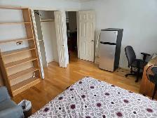 Furnished Big pvt room in Kerrisdale(25Min bus to Dwntwn/UCW/UBC - Photo 4