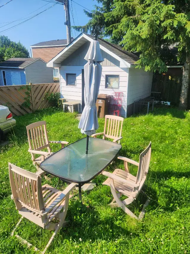 set de patio 4 chaise 1 table 1 parasol base 90$ dois partir