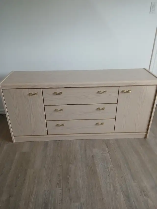 A DONNER SET DE CHAMBRE COMPLET. DOIT SORTIR AUJOURDHUI.