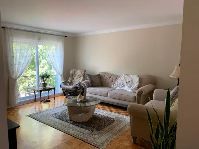 Grand 5 1/2 haut de duplex rénové près d'Anjou