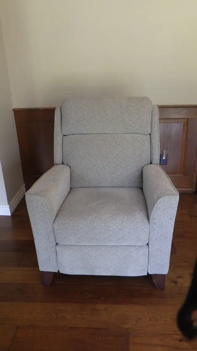 LAZY BOY RECLINER 3 YEARS OLD