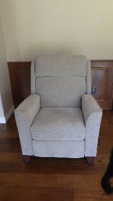 LAZY BOY RECLINER 3 YEARS OLD