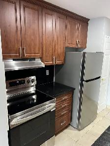 PORT CREDIT | 2  BEDROOM   DEN | PARKING, LOCKER & BALCONY - Photo 2