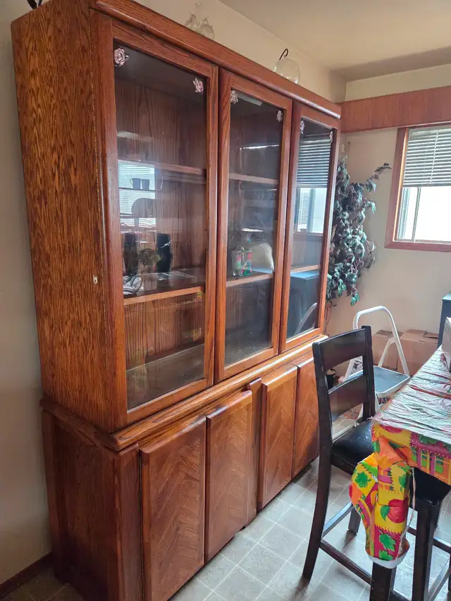 FREE BUFFET AND HUTCH