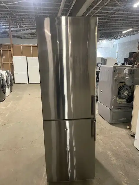 Réfrigérateur stainless 24'' style condo 73'' hauteur Electrolux