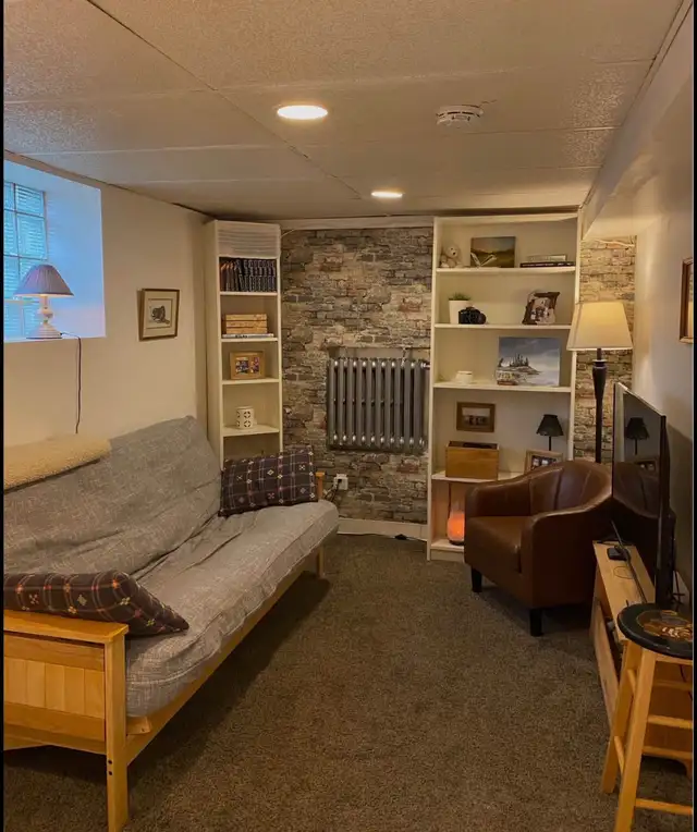 Top St B location 1 bed/1bath smaller pet ok