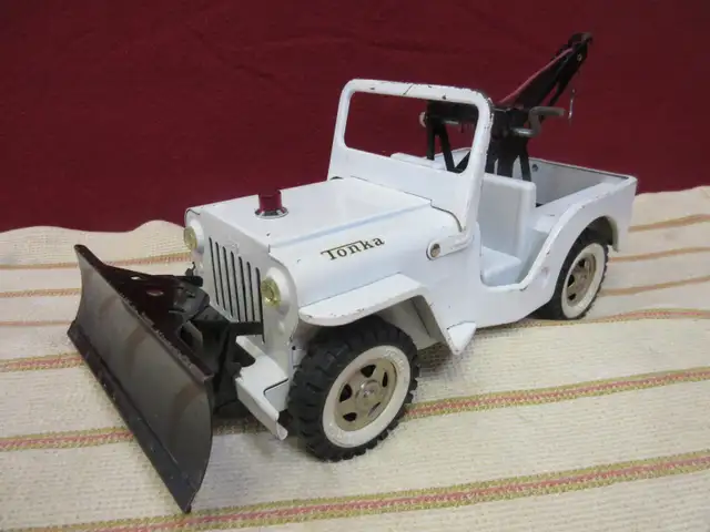VINTAGE TONKA JEEP WRECKER TOY