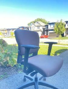 Ergonomic Adjustable Office Chair – Excellent Condition - Photo 2
