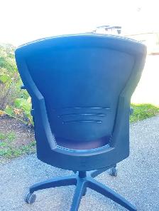 Ergonomic Adjustable Office Chair – Excellent Condition - Photo 3
