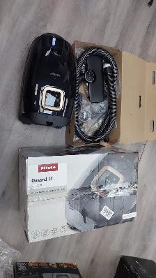 Miele Guard L1 AllFloor Canister Vacuum - Photo 2