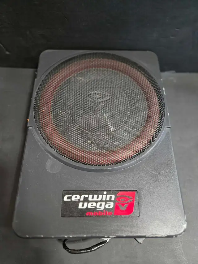 CERWIN VEGA MOBILE CAR AMP/SUB