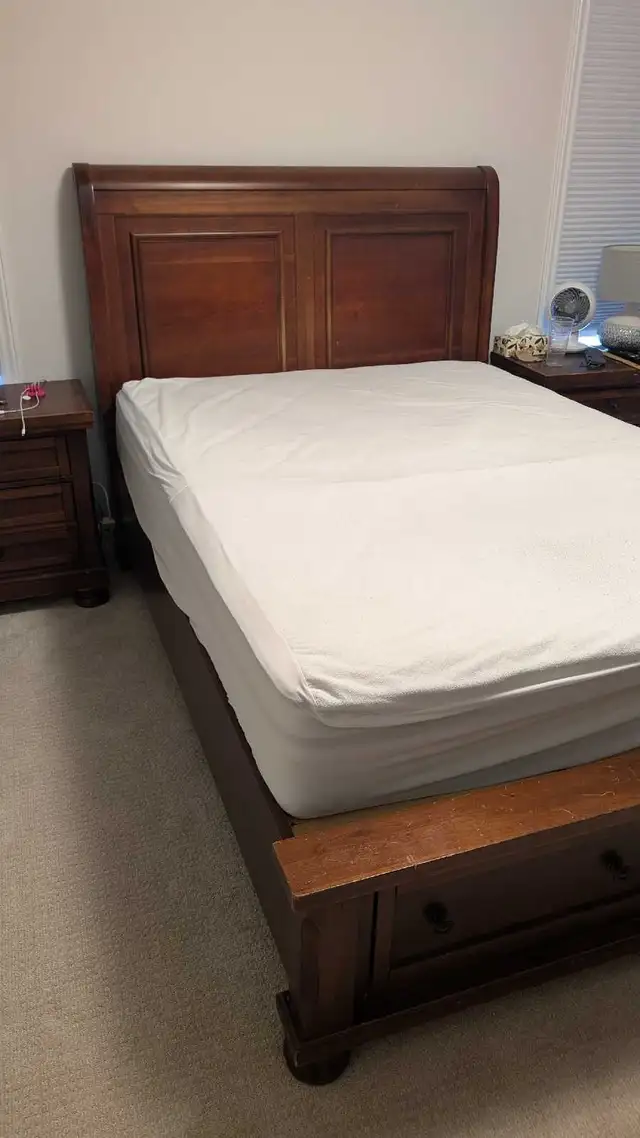 Solid Wood Queen bedroom set for sale!