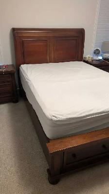 Solid Wood Queen bedroom set for sale!