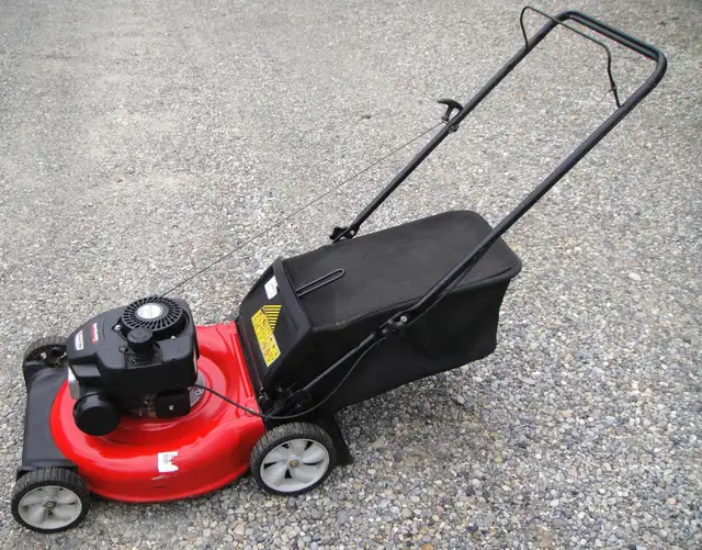 YARDWORKS REAR BAG GAS LAWNMOWER
