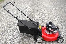 YARDWORKS REAR BAG GAS LAWNMOWER - Photo 2