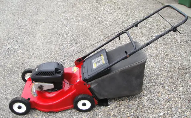 MURRAY REAR BAG GAS LAWN MOWER
