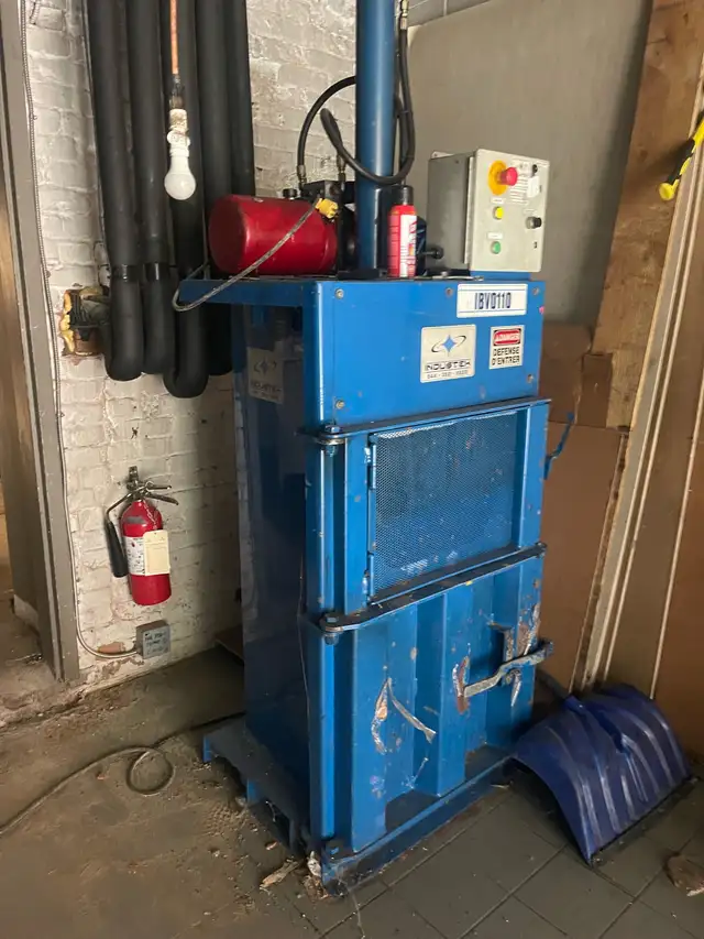 Industek IBV0110 Vertical Baler
