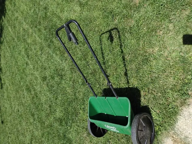 Scott's Acuugreen 1000 lawn spreader