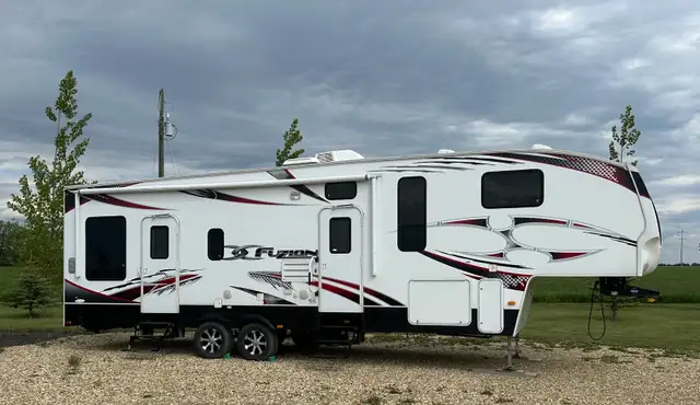 2011 Keystone Fuzion FZ322 Toy Hauler 5th Wheel 35’