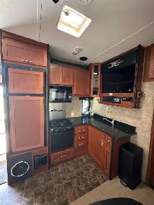 2011 Keystone Fuzion FZ322 Toy Hauler 5th Wheel 35’ - Photo 7
