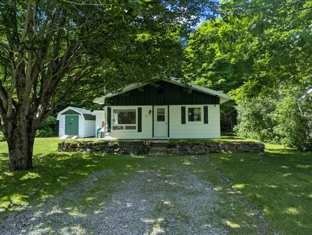 Maison entière à louer style chalet. À l’année ou au mois.